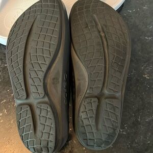 Women’s black OOFOS OOHLALA flip flops size 8